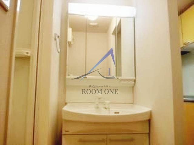 舞ハイツの洗面所|独立洗面台です。