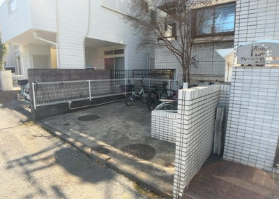 【中庭】 | プレール小田急相模原 | 中庭（パティオ）とは、一つの建築物の内部に設けられた、壁などで囲われている庭のことを指します。コの字型、ロの字型が主流ですが、L字型の中庭もあります。最近では、インテリア性の高さからも人気があります。