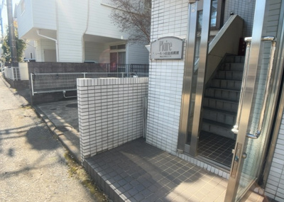 【エントランス】 | プレール小田急相模原 | マンションのエントランスには、もともと風よけや防犯の役割がありますが、マンションによって宅配ボックスなどの設備が備わっている所もあります。日々の生活をイメージしながら生活しやすさをチェックしましょう。