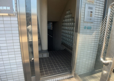 【ロビー】 | プレール小田急相模原 | ラウンジは、マンションの共用スペースに椅子やテーブルなどを配置した利用者が寛げる空間です。屋内型ラウンジと屋外型ラウンジがあります。共用部分の管理状況と合わせて、詳細については現地でご確認ください。