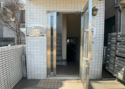【受付】 | プレール小田急相模原 | 受付はマンションコンシェルジュがいる場合もあれば、管理人が滞在する小部屋を総称して呼ぶことがあります。主にエントランスに設置されていることから、防犯面でも期待ができます。防犯設備がない場合はより安心！