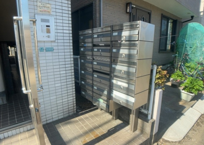 【設備】 | プレール小田急相模原 | エントランス付近に設置されている集合ポストは、住んでいる部屋と離れているため、ポストをあさるなど誰かに何かされていても被害に気づきにくいです。入居する時には他人に特定されにくい番号で鍵をかけましょう！