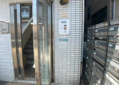 【ロビー】 | プレール小田急相模原 | ロビーというと、エントランスと何がちがうの？と思いますよね。実はロビーとエントランスには明確な決まりはありません。物件によっては、エントランスを入って広がるある程度の広さのある空間がロビーとなります。