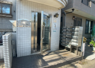 【玄関】 | プレール小田急相模原 | 玄関は家の顔でもあり、家族以外の目にも止まる場所です。玄関は外との間を仕切る扉、靴などをしまっておく収納スペース、靴脱ぎのたたきスペース、来客とのやり取りをするドアホンなど複数のアイテムからなります。