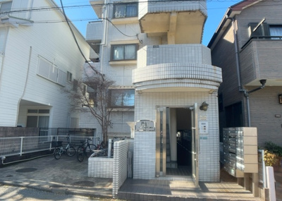 【外観】 | プレール小田急相模原 | 外観はマンション管理がされているかの目安になります。築年数が古いと、壁面は劣化してひび割れが生じることも！建物が古びていても細かいところが修繕されていると、きちんと管理されているなぁと感じるでしょう。