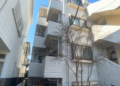 【バルコニー】 | プレール小田急相模原 | 一般的なバルコニーは、奥行1.5ｍ程ですが、ワイルドバルコニーは2ｍまで広がっています。そのため洗濯物の間隔をあけ干すことができ、乾きやすいというメリットや、ガーデニングが楽しめる等の特徴があります。