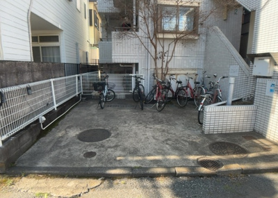 【駐車場】 | プレール小田急相模原 | 車一台あたりに必要なスペースは、標準サイズの普通自動車で横幅2m50cm、長さ5mは必要になります。ただし、乗降のことも考慮して横幅3m30cm、長さ5m50cmほどは確保できるところを選びましょう。