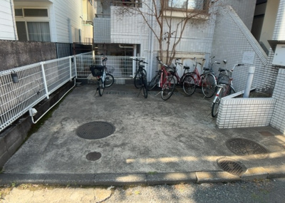 【駐車場】 | プレール小田急相模原 | 駐車場と明記されていても、最小スペースでつくられた駐車場だと大型車は駐車できなかったり、出入りしにくくなったりする可能性があります。お車のサイズと購入したい物件の駐車場のサイズを現地で確認しましょう。