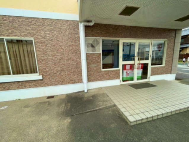 蒲郡市形原町五反田　店舗のエントランス