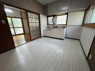 仁川うぐいす台戸建の居間