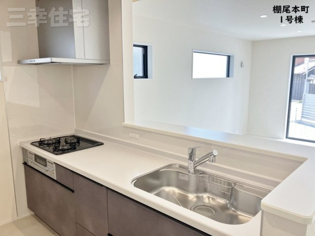 碧南市棚尾本町のキッチン|キッチンから暖かな陽が差しこむリビングに向かってご家族の笑顔を見ながらお料理できる対面キッチンです♪