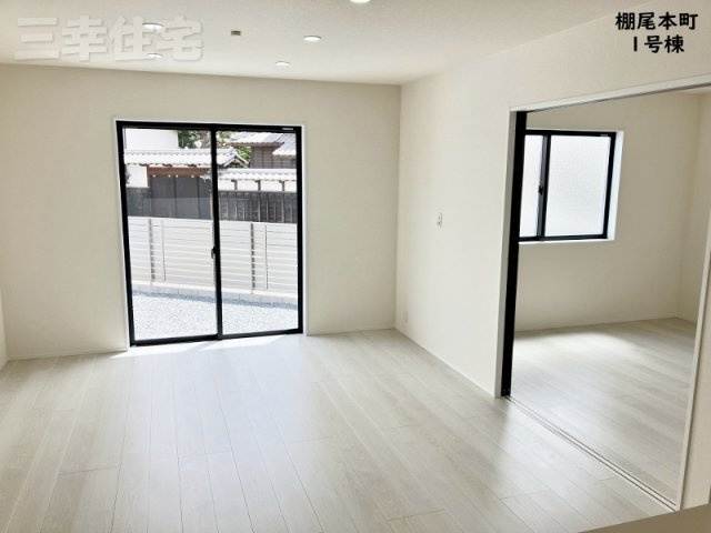 碧南市棚尾本町の居間・リビング|リビング16.5帖+洋室5.5帖は22帖の開放感ある大空間に!開放感があり陽当り良好です♪