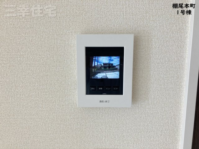 碧南市棚尾本町のセキュリティ|夜の訪問者もカラーでしっかり確認でき、録画をすることも可能です。ズームアップも可能なため、見にくい時でも安心です。また、訪問者がボタンを押さなくても、いつでも玄関先の様子を映像と音でチェックできます