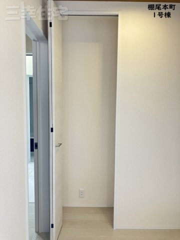 碧南市棚尾本町の収納|玄関にある収納。電源もあるから充電式の掃除機がそのまま収納できます♪
