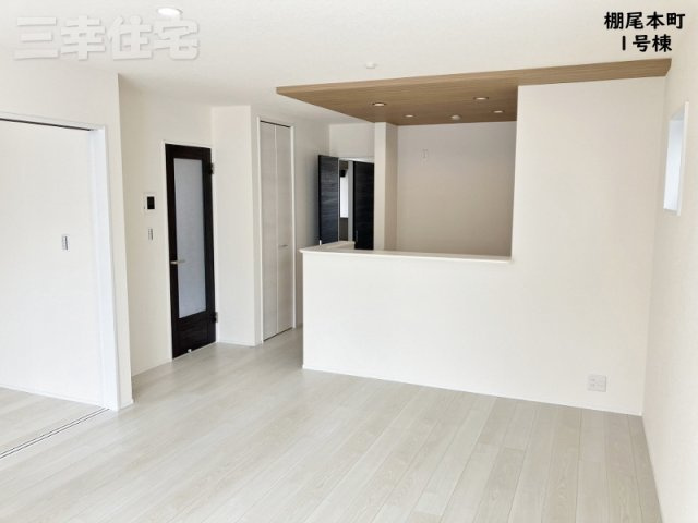 碧南市棚尾本町の居間・リビング|リビングダイニング16帖。下がり天井の効果は、手元が明るくなるので視覚的にお料理がおいしく見えると言われています