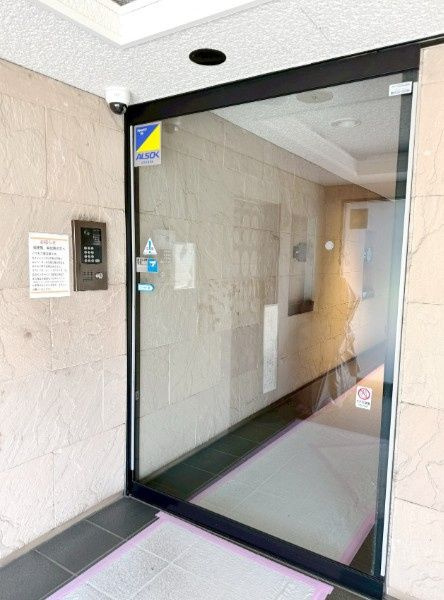 コスモフェスタ日暮里のエントランス