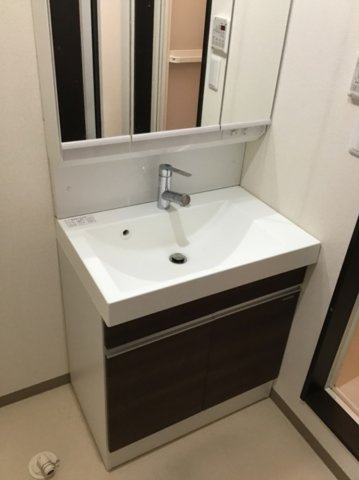 収納も豊富な独立洗面化粧台付き☆