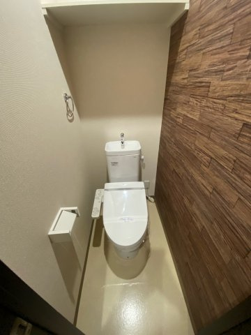 温水洗浄便座機能付きのトイレです♪