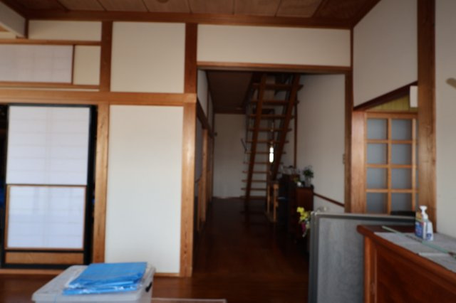 見附市反田町貸家の玄関|明るい玄関です