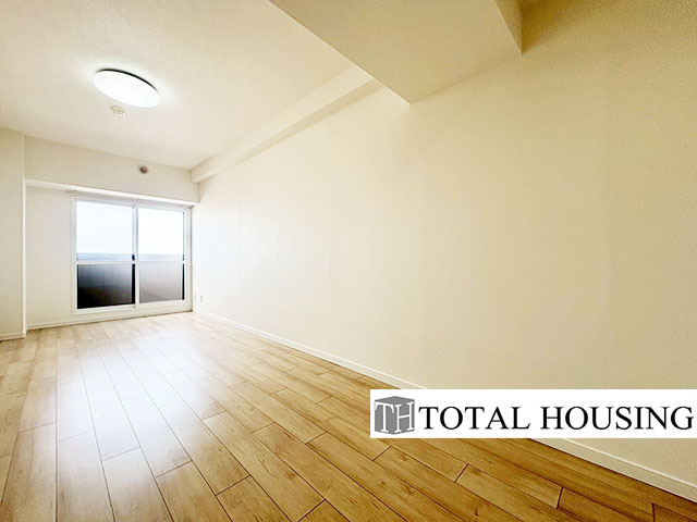 【洋室】 | エルシオン琴似 | 洋室　約11.4帖
広々とした居住空間は日々の暮らしを彩り、心のやすらぎと満足感を与えてくれます。通風と採光を考慮した設計は子供たちはのびのび育ち、家族でくつろぎと団らんを生み出します。
