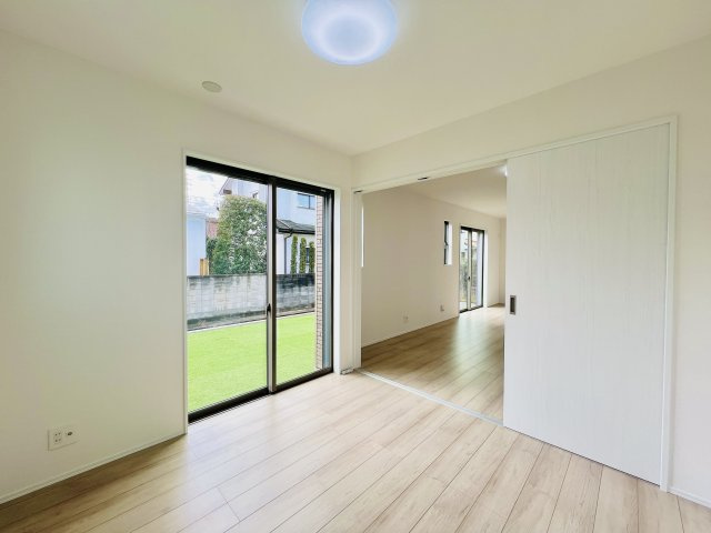 高崎市倉賀野町の洋室|リビングに隣接する洋室は、キッズスペースや家事スペースとしても♪