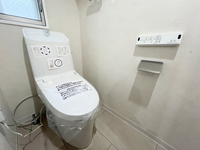 プルミエール入間シティのトイレ|ゆったりとした空間のトイレです♪大きい収納付き♪