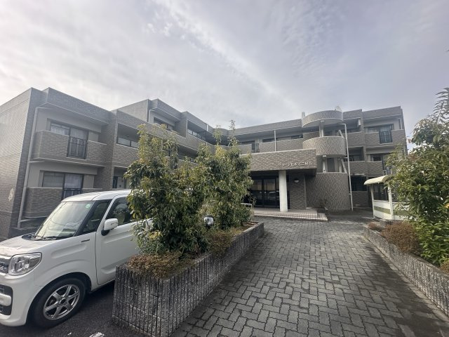 グリーンヒルズ三好丘の駐車場