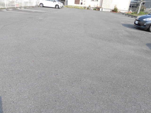メゾン宿地の駐車場