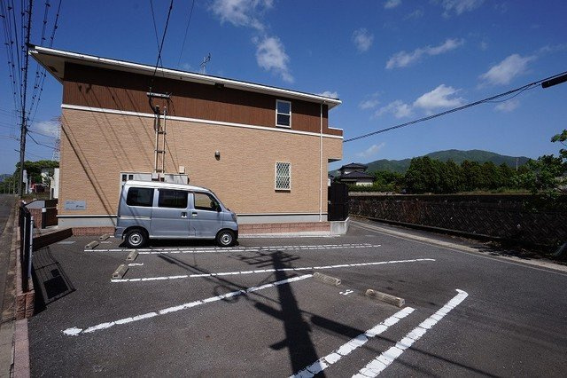 プラシードの駐車場