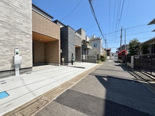 練馬区桜台2丁目 全2棟 B号棟の前面道路含む現地写真|穏やかな南側道路に面してます