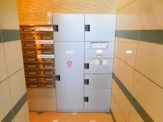 高槻市野見町の賃貸マンションのエントランス