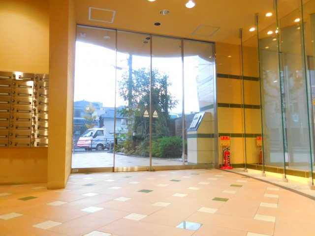 高槻市野見町の賃貸マンションのエントランス