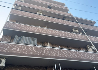 【外観】 | センチュリー八王子南町 | バルコニーは、室外の専用スペースのうち、「屋根がなく開放された空間」であるものを指します。ベランダより広いタイプのものが多く、日当たりもよいため家庭菜園などを楽しみたい人にとって適した環境となります。