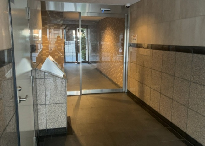 【玄関】 | センチュリー八王子南町 | 玄関は家の顔でもあり、家族以外の目にも止まる場所です。玄関は外との間を仕切る扉、靴などをしまっておく収納スペース、靴脱ぎのたたきスペース、来客とのやり取りをするドアホンなど複数のアイテムからなります。