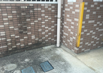 【構造・工法・仕様】 | センチュリー八王子南町 | 建物の基礎工事の方法は、主流となっているベタ基礎（防湿基礎）と布基礎の２種類に分類され、床下の通気性や耐久性などに違いがあります。建物の基礎部分の構造や付帯設備など詳細については現地でご確認ください。