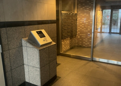 【防犯設備】 | センチュリー八王子南町 | 当然のことではありますが、オートロックやセンサーライト、ホームセキュリティーなどの防犯設備があれば、小さいお子様がいるご家庭も安心ですよね！まず物件購入の際は、防犯設備もチェックするようにしましょう。