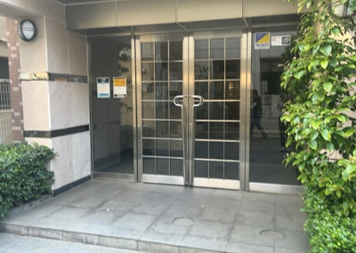 【内装】 | センチュリー八王子南町 | 玄関ポーチにおいて最も重視すべきと言っても良いのが広さです。適切な広さの玄関ポーチでないと外見的なバランスは崩れてしまいますし、何より使いにくくなってしまいますので、現地で実際に下見をしてみましょう！