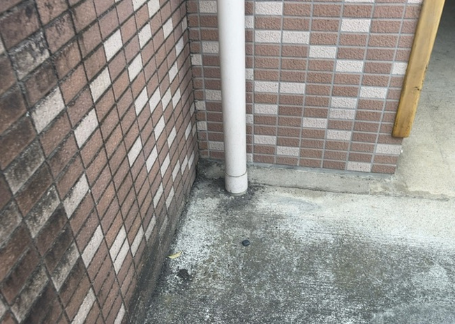 【冷暖房・空調設備】 | センチュリー八王子南町 | 床下換気口は、床下に湿気がこもることを防ぎ、効果的に換気を行うために設置されています。床下換気口が設置されていない建物は、基礎パッキング工法などにより換気を行なっています。詳細は現地でご確認ください。