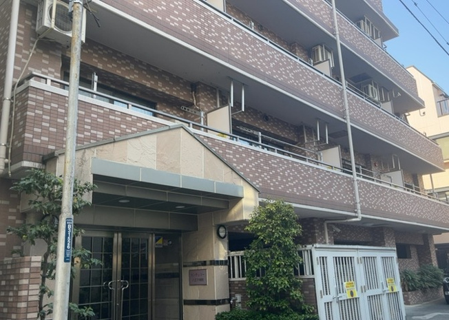 【外観】 | センチュリー八王子南町 | 現地に行くなら、物件の周囲の地形がどうなっているかを見ることも大切です。周辺より低くなっている土地では、大雨などで水が集まりやすいため、地盤が弱くなっているということも考えられるため、注意が必要です。