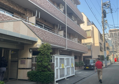 【外観】 | センチュリー八王子南町 | 南側道路の場合は長い時間光を入れ込むことができるため、庭やリビングを道路側に持ってくることが多く土地価格も高い傾向にあります。一方北側道路だとリビングや庭が南側になりプライバシーを守ることができます。
