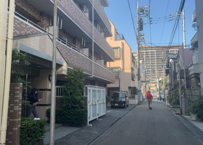 【外観】 | センチュリー八王子南町 | 東側道路の場合は居室を南向きに設計しやすいため、朝日が入りやすいというメリットがあります。一方、西側道路も東側同様に居室を南向きに設計しやすいのですが、住宅地だと朝日が入りにくいという弱点があります。