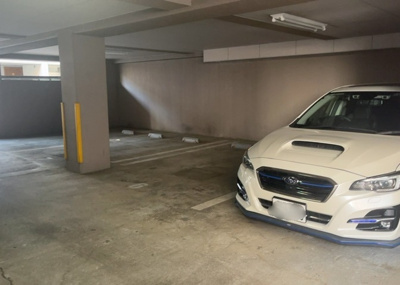【駐車場】 | センチュリー八王子南町 | 車一台あたりに必要なスペースは、標準サイズの普通自動車で横幅2m50cm、長さ5mは必要になります。ただし、乗降のことも考慮して横幅3m30cm、長さ5m50cmほどは確保できるところを選びましょう。