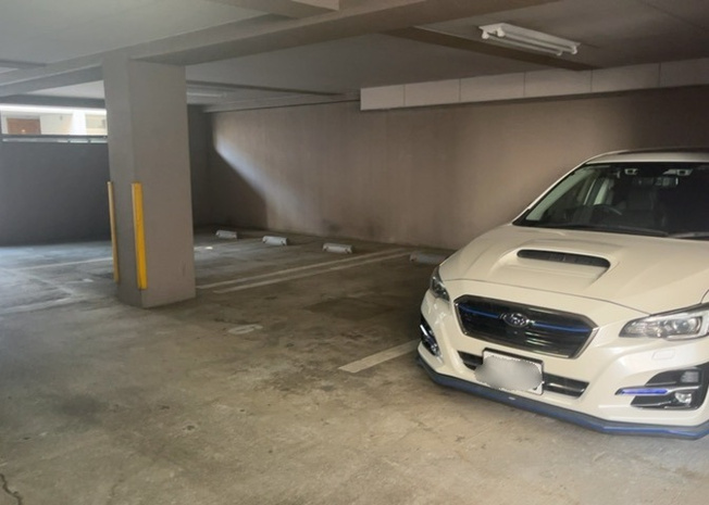 【駐車場】 | センチュリー八王子南町 | 車一台あたりに必要なスペースは、標準サイズの普通自動車で横幅2m50cm、長さ5mは必要になります。ただし、乗降のことも考慮して横幅3m30cm、長さ5m50cmほどは確保できるところを選びましょう。