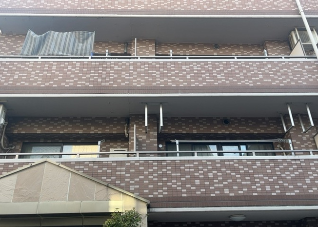 【バルコニー】 | センチュリー八王子南町 | バルコニーは、建物内から室外へ楽に出入りできる便利なスペースです。また、バルコニーには手すりを付けることが義務付けられており、手すりの高さは110cm以上で施工することが建築基準法で定められています。