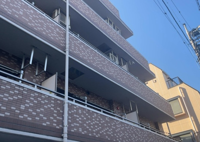 【外観】 | センチュリー八王子南町 | 両面バルコニーは、バルコニーそのものの機能というよりかは設置の仕方による名称です。複数のバルコニーを東西や南東などの相対する場所に設置することで、通風や採光が確保しやすくなるというメリットがあります。