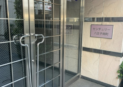 【玄関】 | センチュリー八王子南町 | 玄関は家の顔と言っても過言ではありません。現地を見学する際は玄関の広さや全体のバランスなどを見てみるといいでしょう。一般的なアプローチのしやすさだけではなく、お年寄りにも優しい設計のものだと安心です。