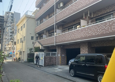 【外観】 | センチュリー八王子南町 | 道幅が広い場所は日当たりや風通が良好です。幅が広いのですれ違いも可能ですし大きな車でも駐車可能！一方で、大型車が通ることも多くなるため交通量の増加により騒音に繋がります。また土地の値段が高くなります。