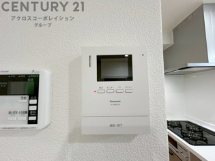 訪問者が来たときにテレビ画面で確認できるため、安心してドアを開けられます。録画機能があるものもあり、留守中に来訪者を記録しておくことができます。利便性が高く、セキュリティ面でも安心です。
