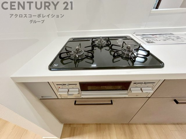 多数の調理器具を同時に使用でき、料理の効率化が可能。省エネで節約になり、様々な料理スタイルに適応できます。また、火力調整が独立しており、手入れや掃除もしやすく、今よりもっとお料理が楽しくなるかも。
