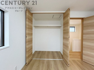 衣類やアクセサリー、小物類の収納が便利で整理整頓がしやすく、部屋の美観を保ちつつ、スペースを最大限に活用できます。衣服のしわやダメージを防ぎ、長持ちさせることができます。
